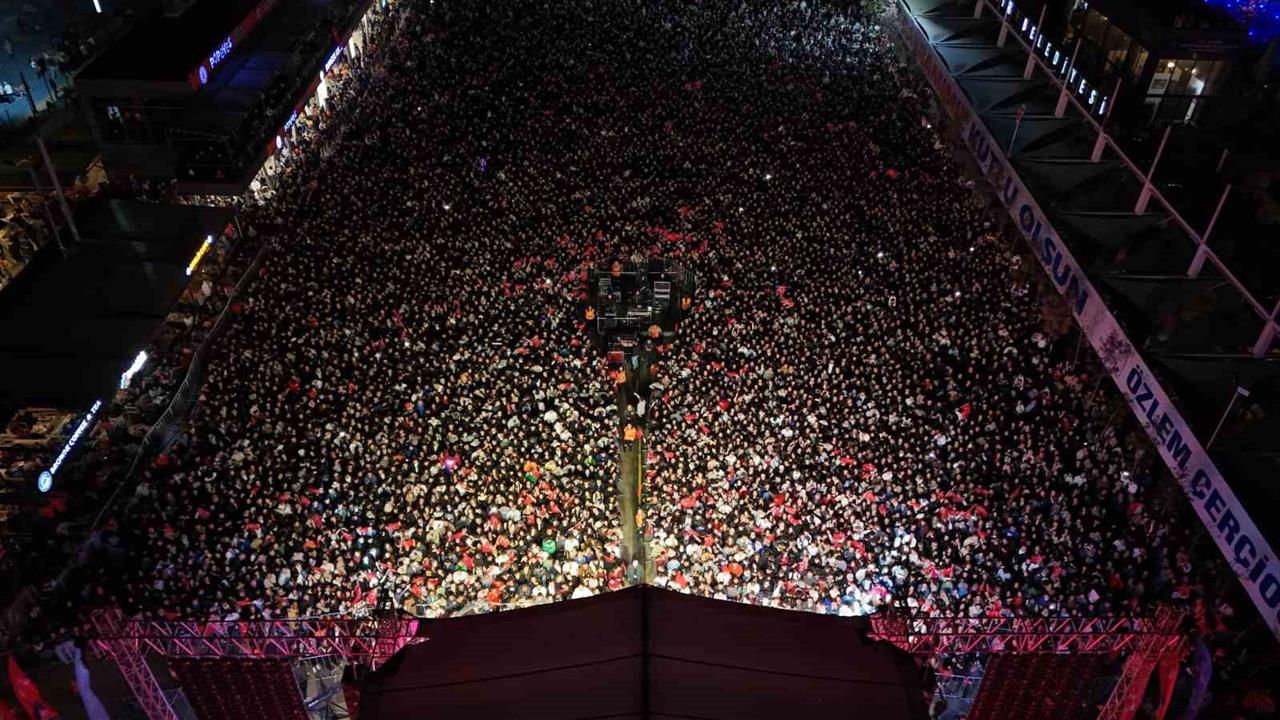 Aydın'da Büyükşehir Belediyesi Tarafından Düzenlenen Konser Etkinliğine Yoğun İlgi Oldu