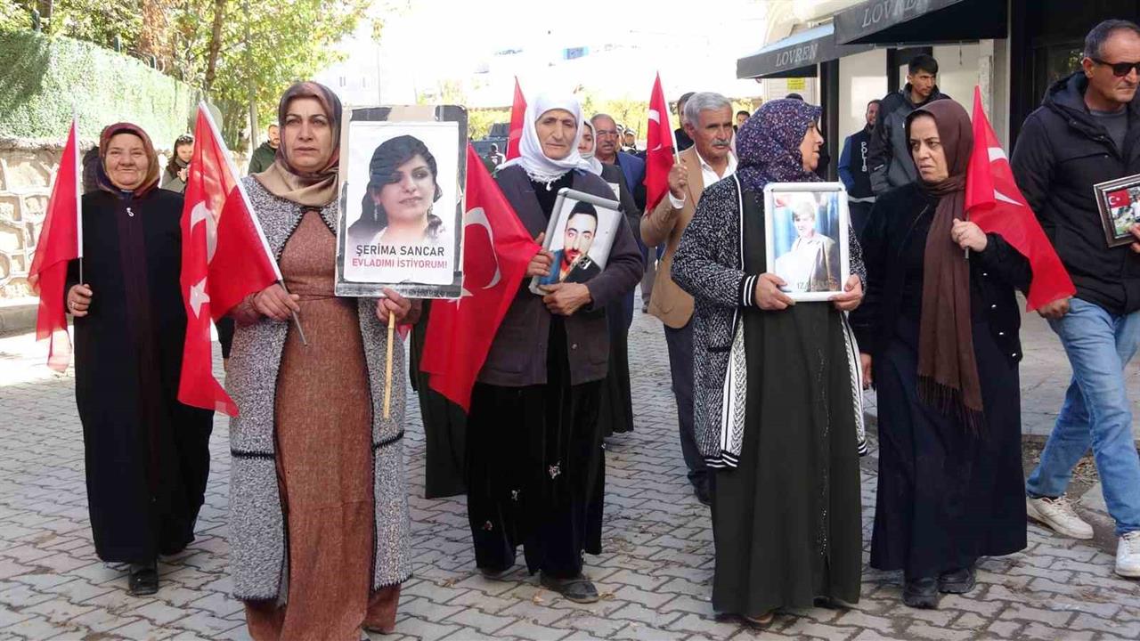 Van'da Çocukları Kaçırılan Aileler, Dualarla Yürüyüş Düzenledi