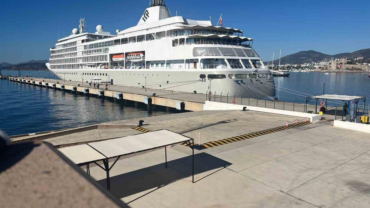 Muğla Bodrum'da Silver Whisper İsimli Kruvaziyer Gemisi 340 Yolcu Getirdi