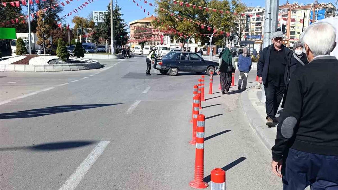 Afyonkarahisar Merkez'de Kadın Trafik Polisi, Araç İttirerek Yardım Etti