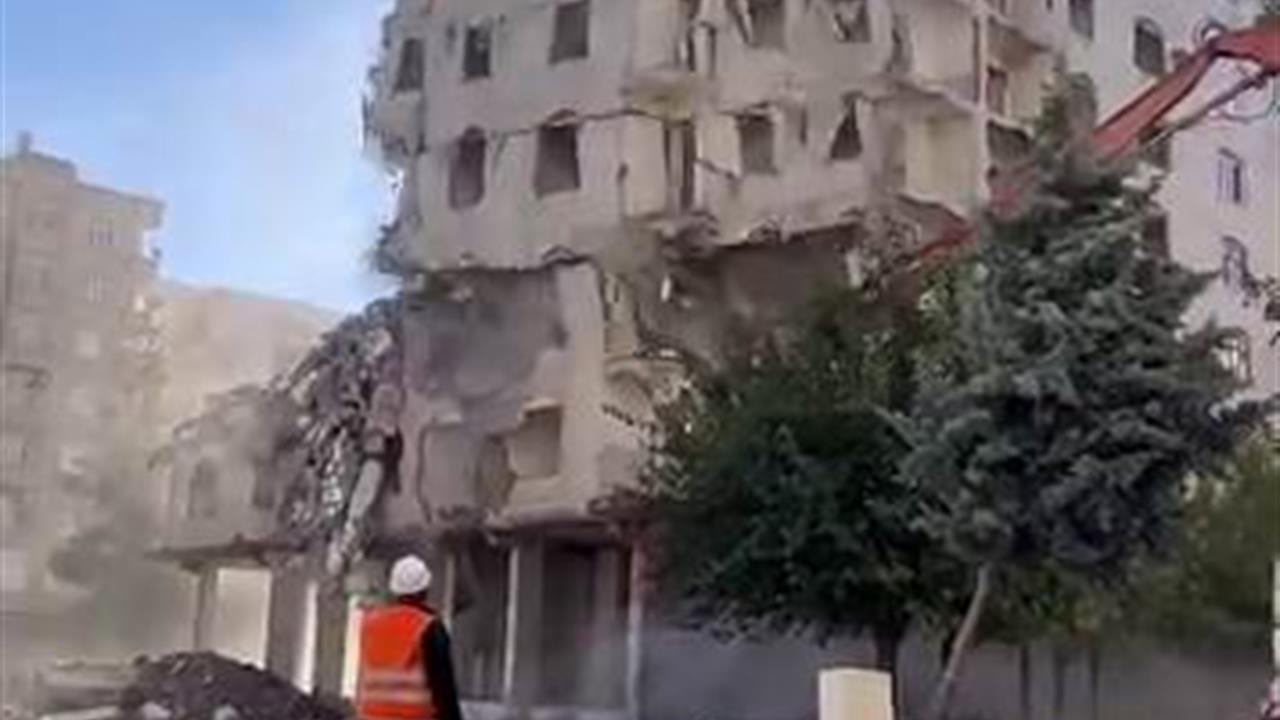 Diyarbakır Bağlar'da Deprem Sonrası Ağır Hasarlı Bina Yıkıldı