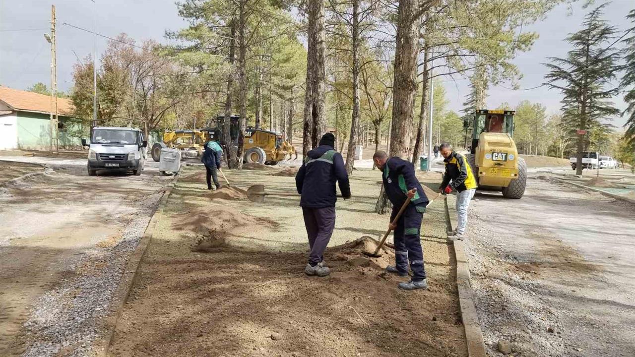 Kayseri Büyükşehir Belediyesi, Sarımsaklı Barajı Mesire Alanı'nda Yenileme Çalışmalarına Devam Ediyor