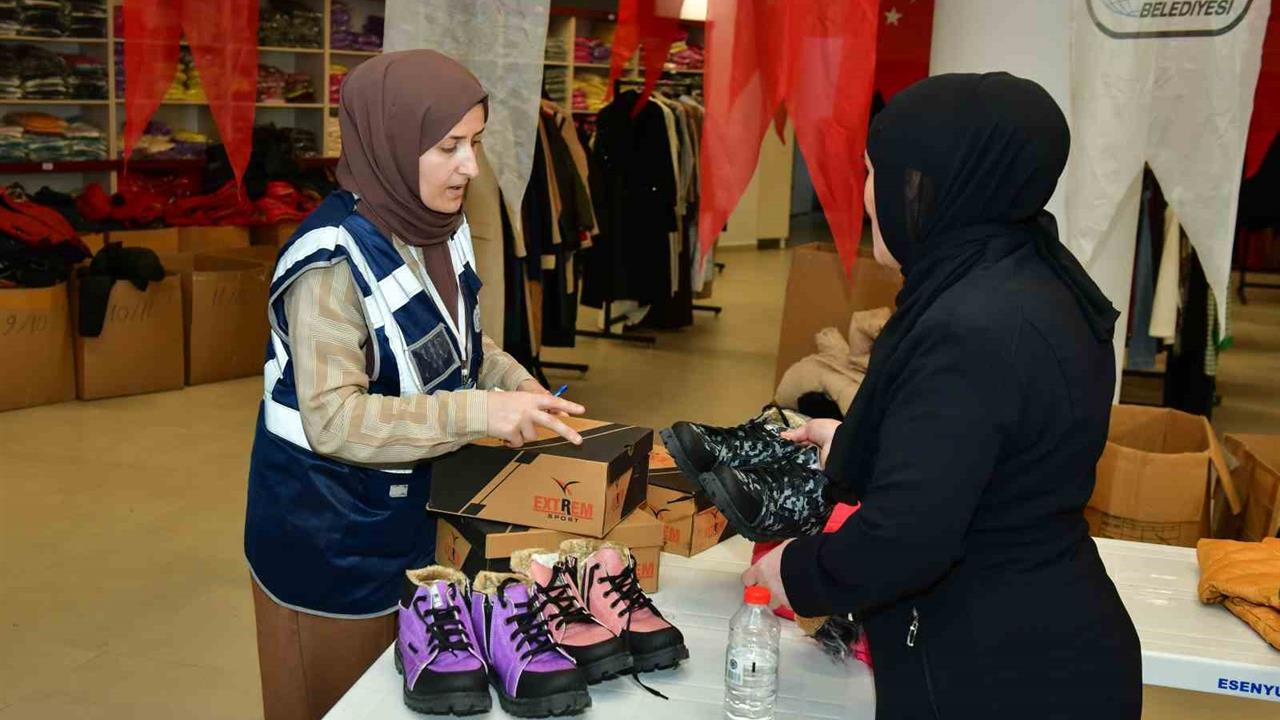 Esenyurt Belediyesi Derman Çarşı ile İhtiyaç Sahibi Vatandaşlara Yardım Eli Uzatıyor