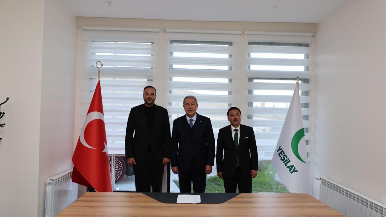 Kayseri'de Hulusi Akar, Yeşilay'a Üyelik Başvurusunda Bulundu