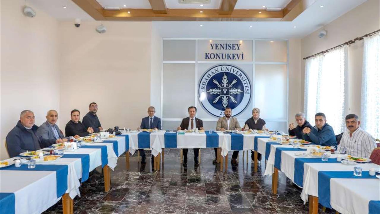 Ardahan Üniversitesi Rektörü Prof. Dr. Öztürk Emiroğlu, yerel basın mensuplarıyla bir araya geldi.