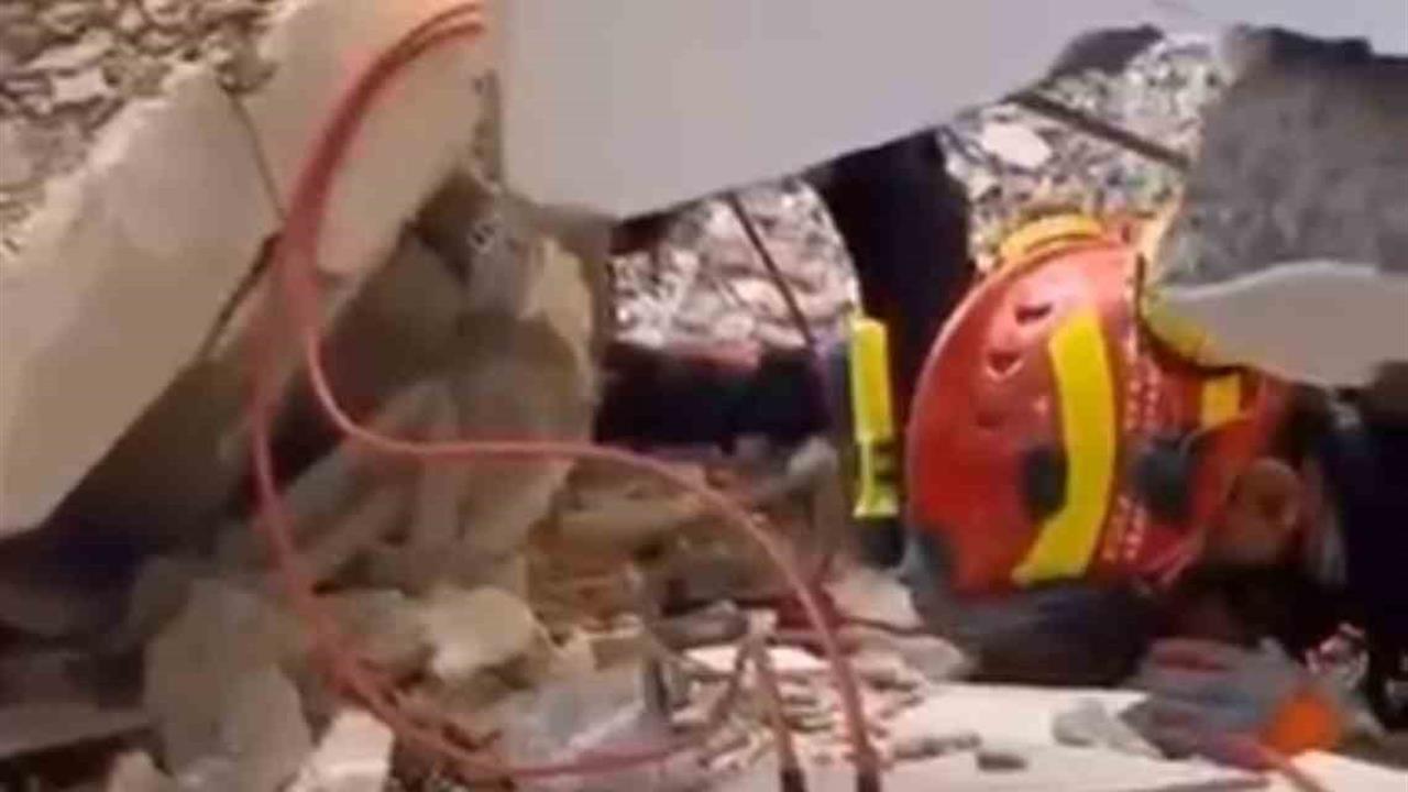 Kocaeli Gebze'de Yıkılan Binanın Altında Sesli Temas Sağlandı