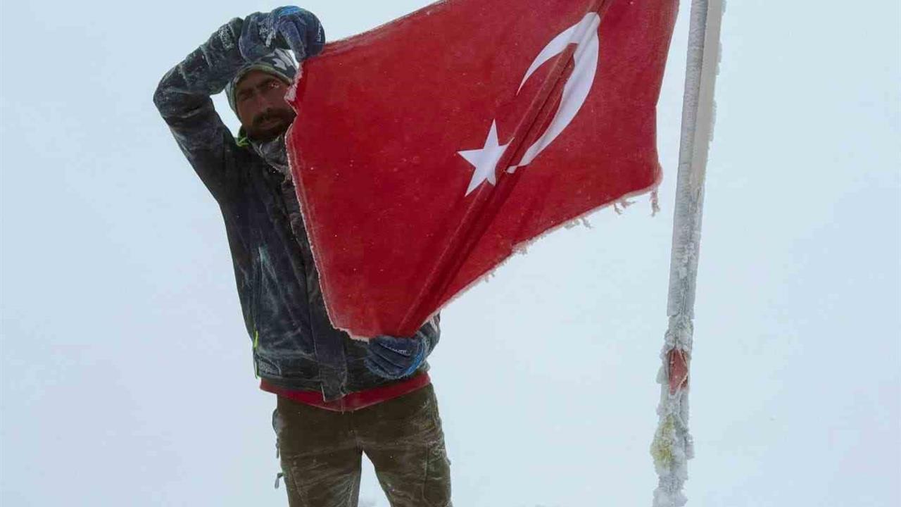 Elazığ'dan Tarık Aksakal, Erciyes Dağı'nın Zirvesine Tırmandı