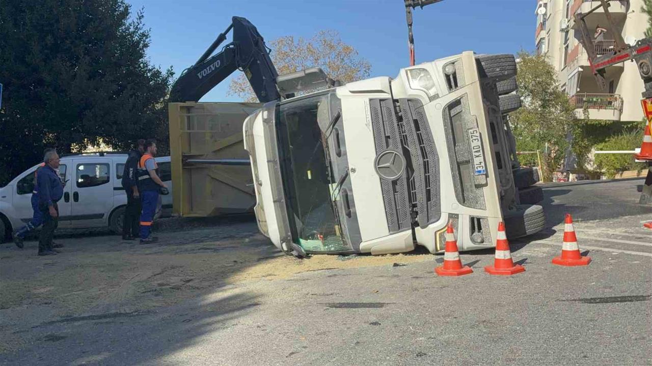 Beşiktaş’ta Hafriyat Kamyonunun Devrilmesi Sonucu Şoför Yaralandı