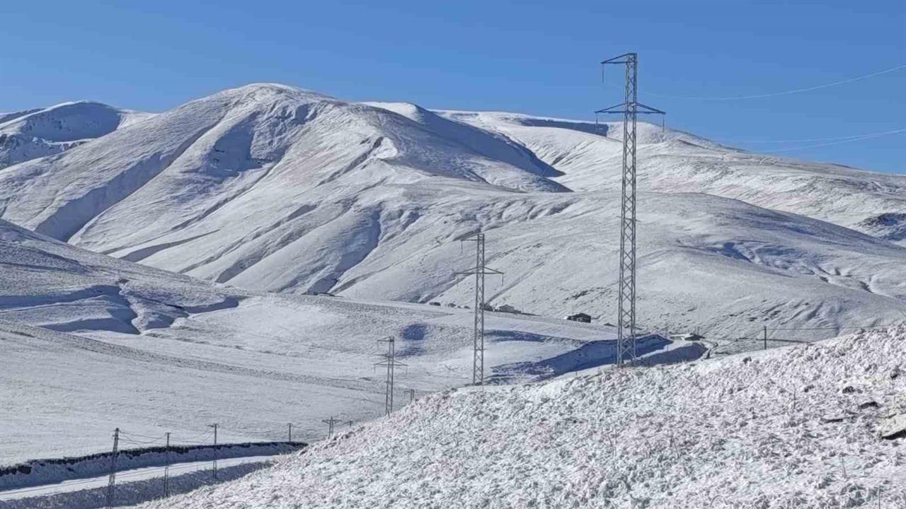 Ağrı Taşlıçay'da Kar Yağışı Sonrasında Gündoğdu Köyü Beyaza Büründü