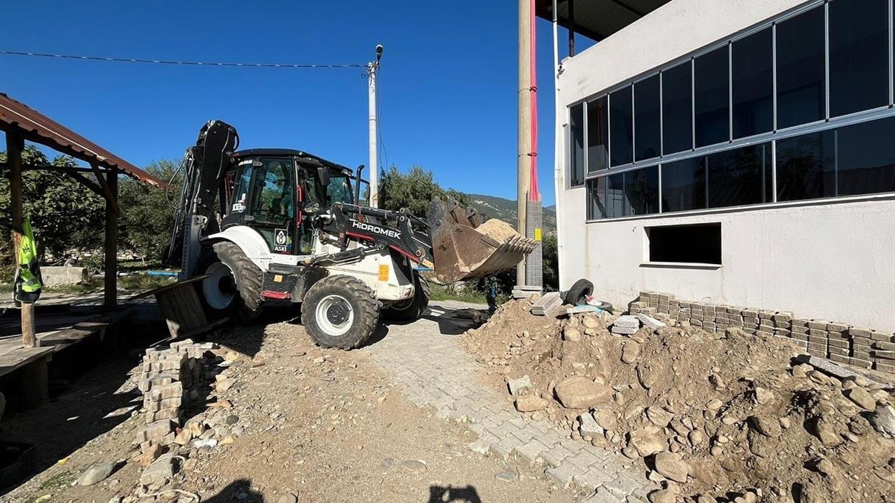 Aydın Buharkent'te Feslek Mahallesi'nde Yol Genişletme Çalışmaları Yapılıyor