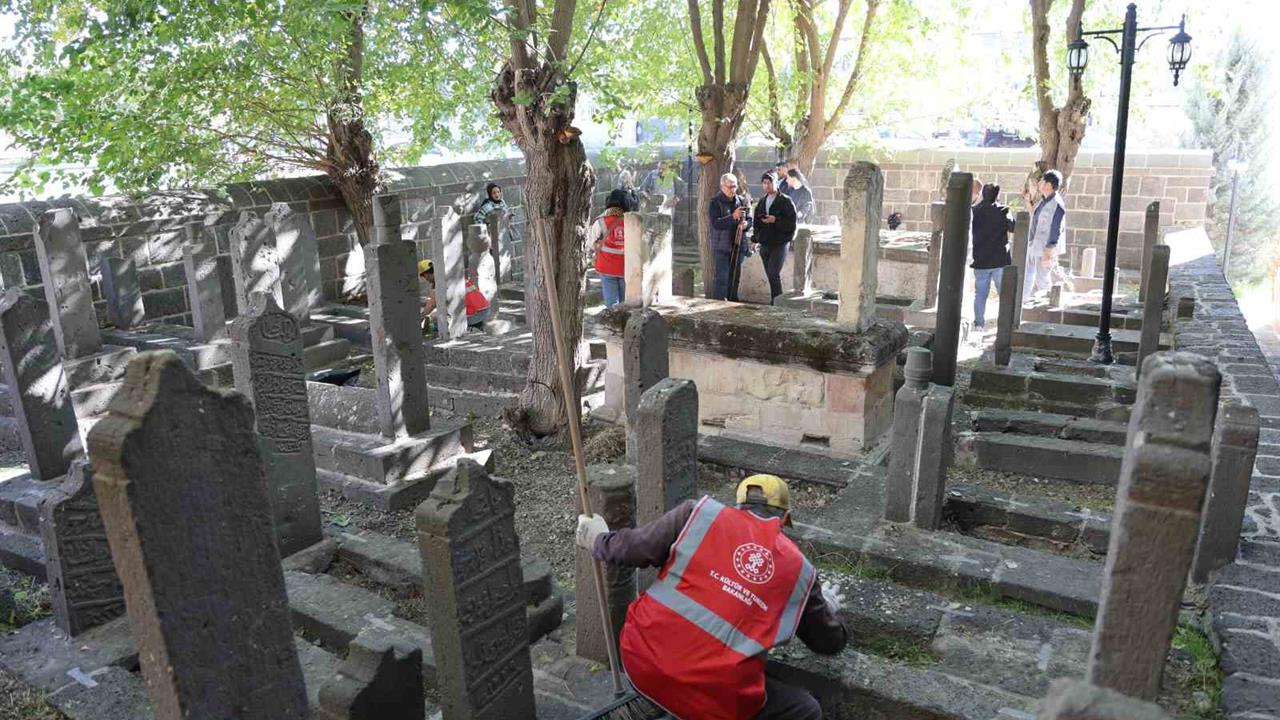 Diyarbakır'da Tarihi Mezar Taşları ve Kitabeler İçin Kimliklendirme Başlatıldı