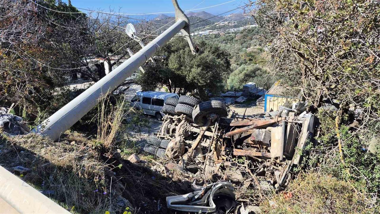 Muğla Bodrum'da Hafriyat Kamyonu Şarampole Devrildi, Sürücü Sıkıştı