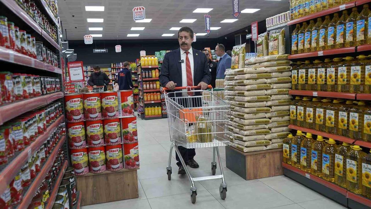 Erzurum'da AK Parti Milletvekili Fırat, Halk Pazarı'nda Alışveriş Yaptı