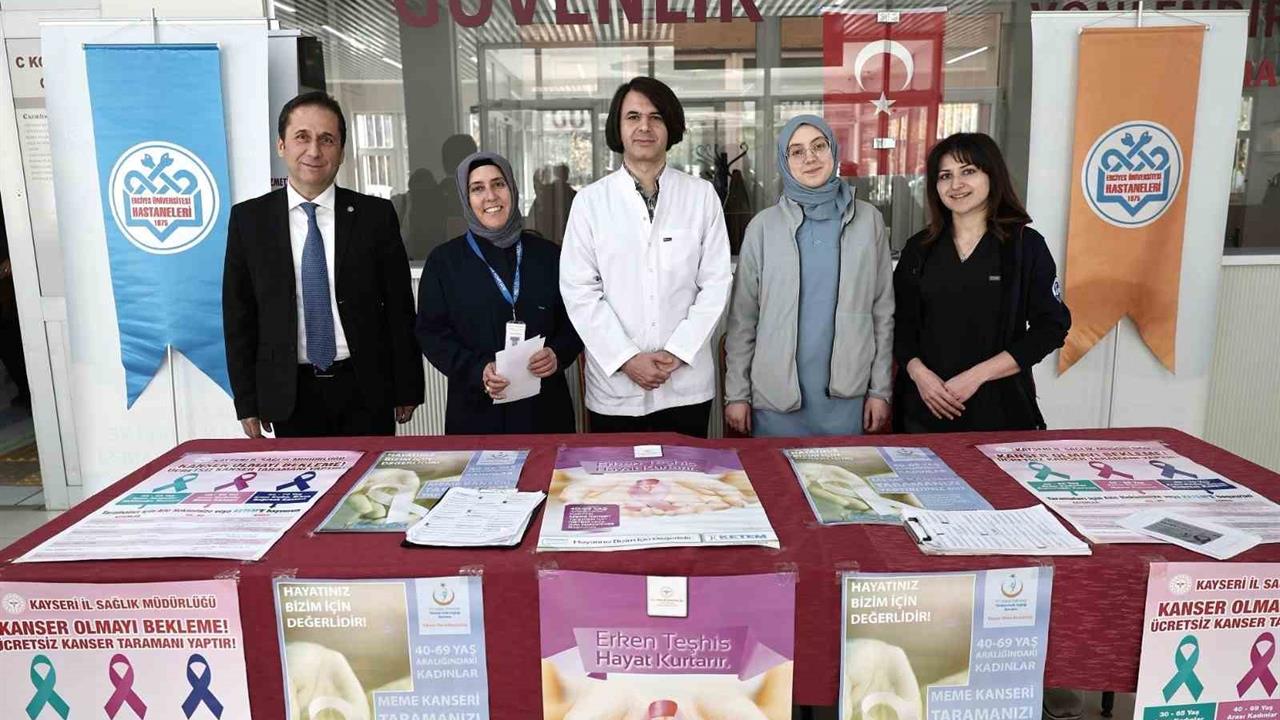 Kayseri'de Meme Kanseri Farkındalık Ayı İçin Stant Açıldı