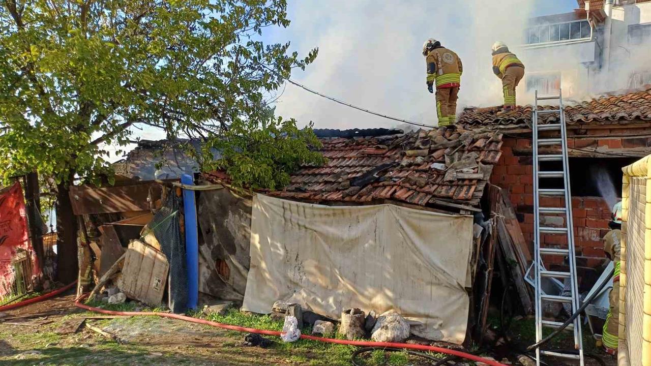 Manisa Yunusemre'de Metruk Binada Yangın Çıktı, İtfaiye Müdahale Etti