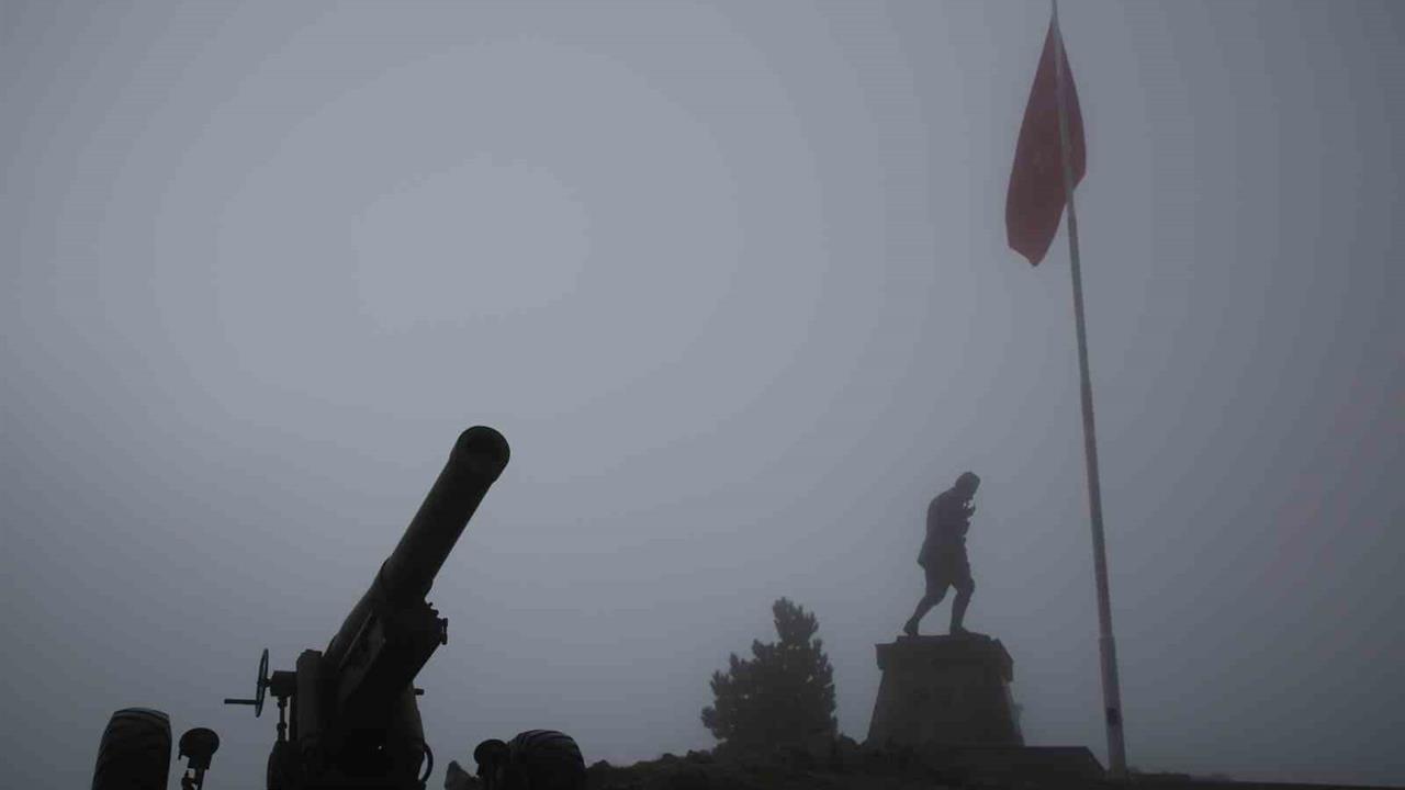 Afyonkarahisar'da Kocatepe Sis Altında Görüntülendi