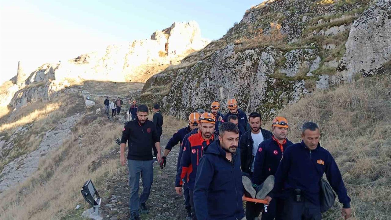 Van'da, Van Kalesi'nden Düşen Kişi Ağır Yaralandı