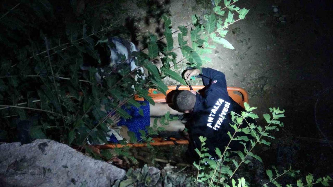 Antalya Kaleiçi'nde 4 Metrelik İnşaat Çukuruna Düşen Turist Yaralandı