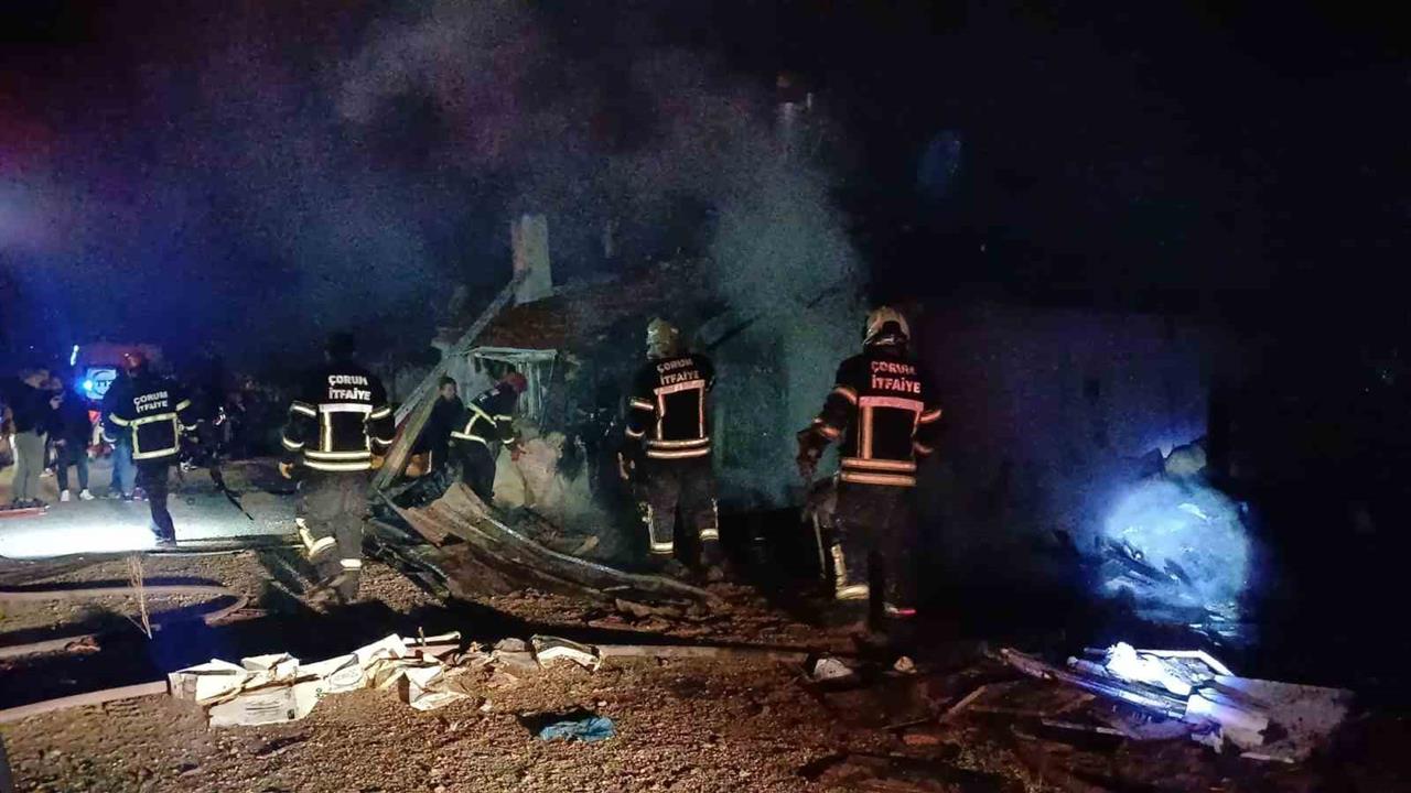 Çorum Bahçelievler Mahallesi'nde Müstakil Ev Yangınında 7 Kişi Dumandan Etkilendi