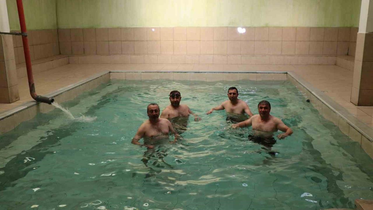 Erzurum Olur'daki Ilıkaynak Mahallesi'ndeki Kaplıcada 40 Derece Suya Yoğun İlgi Var