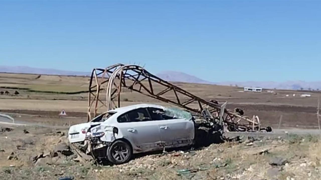 Şanlıurfa'da Kontrolden Çıkan Otomobil Elektrik Direğini Devirdi, 1 Yaralı