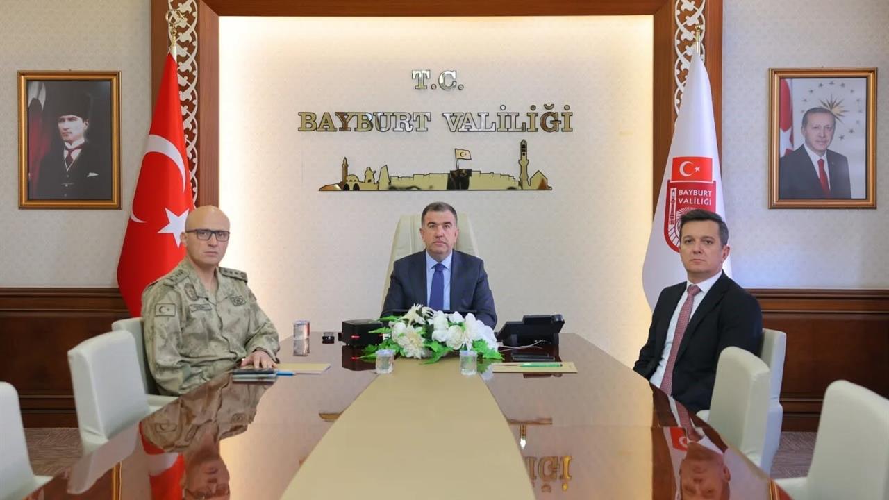 Bayburt'ta Vali Eldivan, Bakan Yerlikaya'nın Başkanlığındaki VKS Toplantısına Katıldı