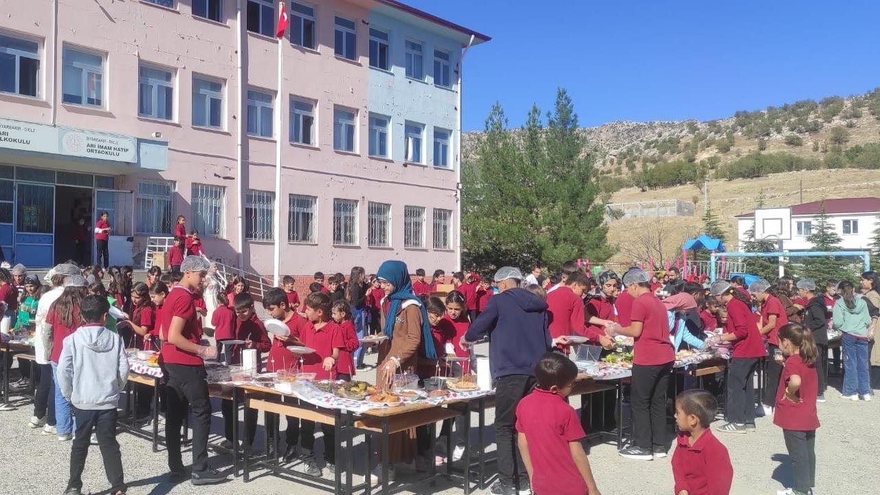 Diyarbakır Dicle'de Öğrenciler Gazze İçin Yardım Etkinliği Düzenledi