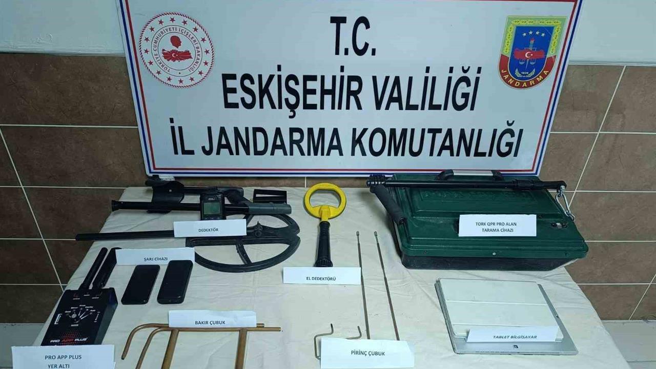 Eskişehir Mahmudiye'de Kaçak Kazı Yapan 5 Kişi Suçüstü Yakalandı