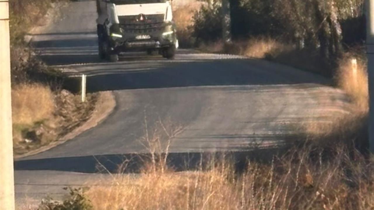 Eskişehir Tekören Mahallesi yolundaki uzayan ağaç dalları sürücülere zorluk çıkarıyor