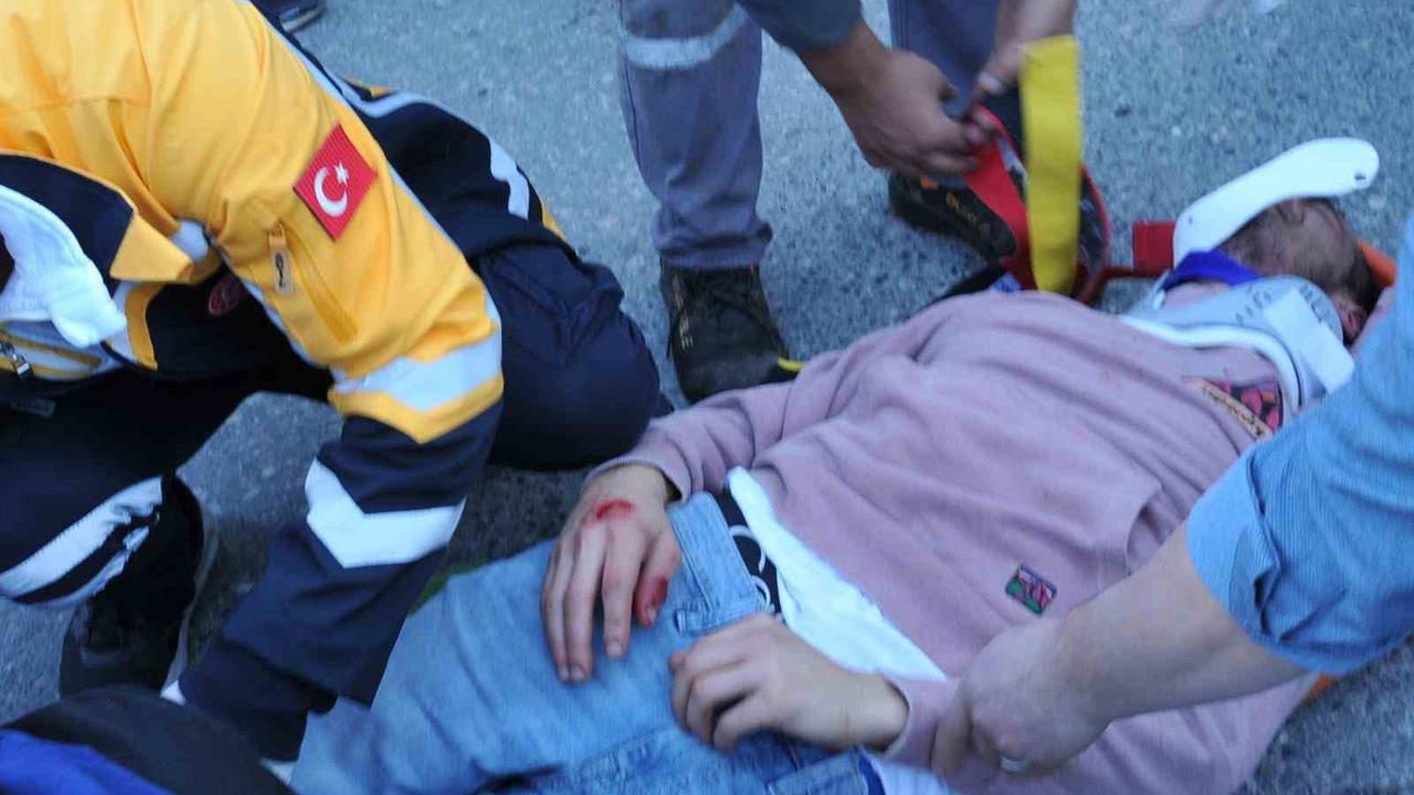 Sakarya Geyve'de Pikap ile Motosikletin Çarpışması Sonucu 1 Kişi Yaralandı