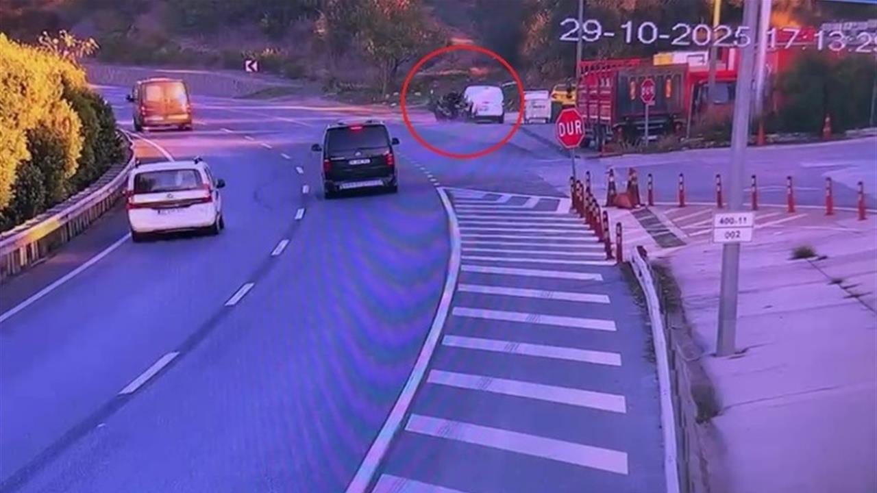 Antalya Manavgat’ta Motosiklet Park Halindeki Araçla Çarpıştı