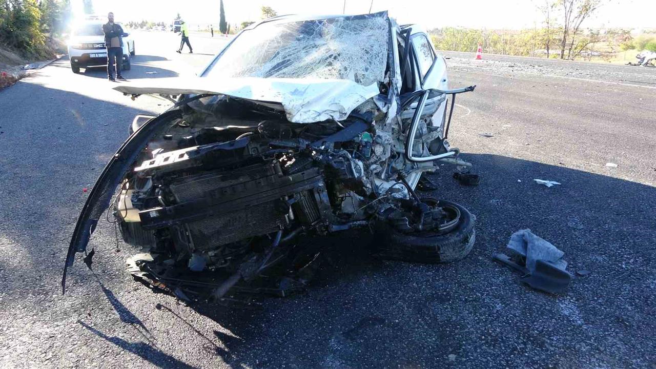 Adıyaman Merkez'de İki Araç Kafa Kafaya Çarpıştı, 1 Polis ve 1 Muhtar Yaralı