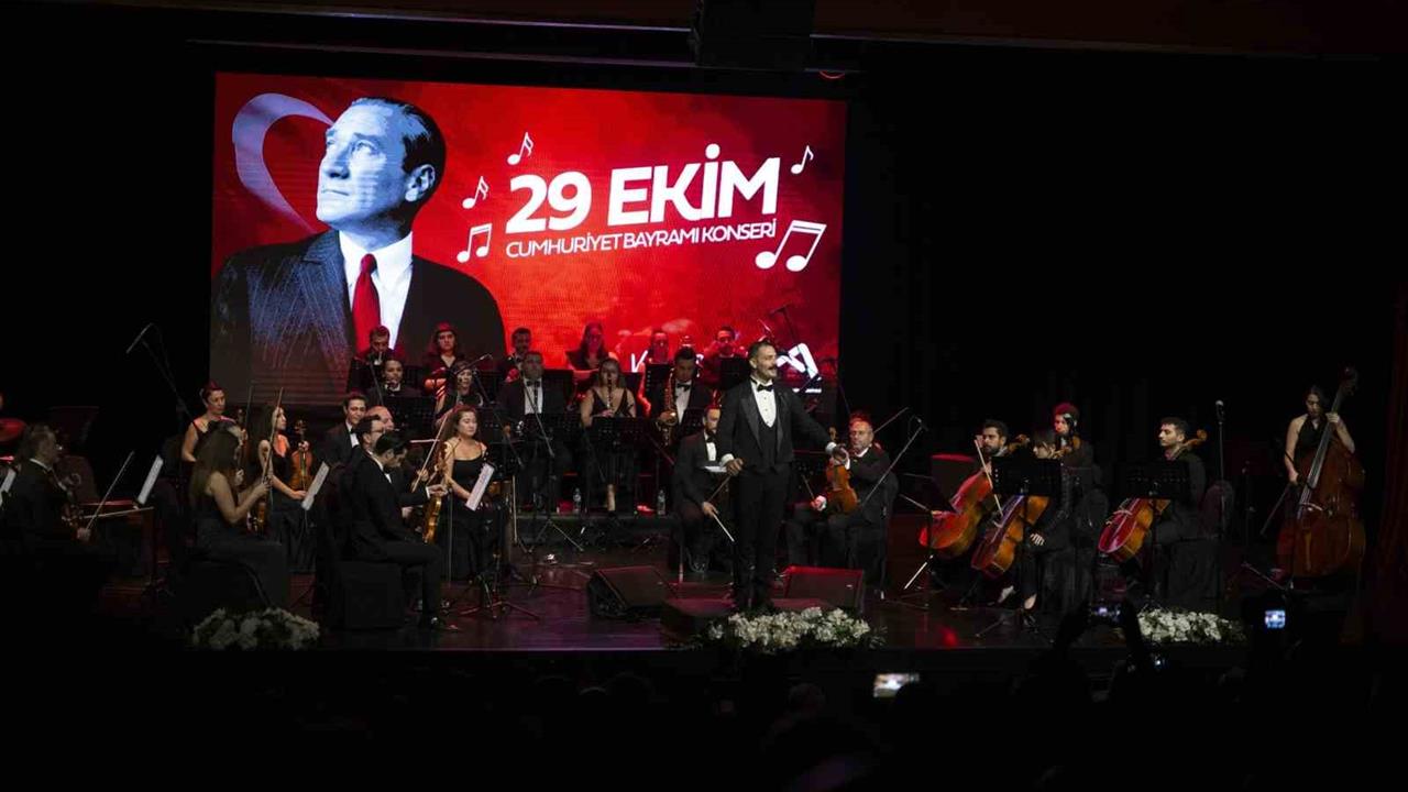 Mersin'de Gerçekleşen Konserde Cumhuriyet Coşkusu Yaşandı