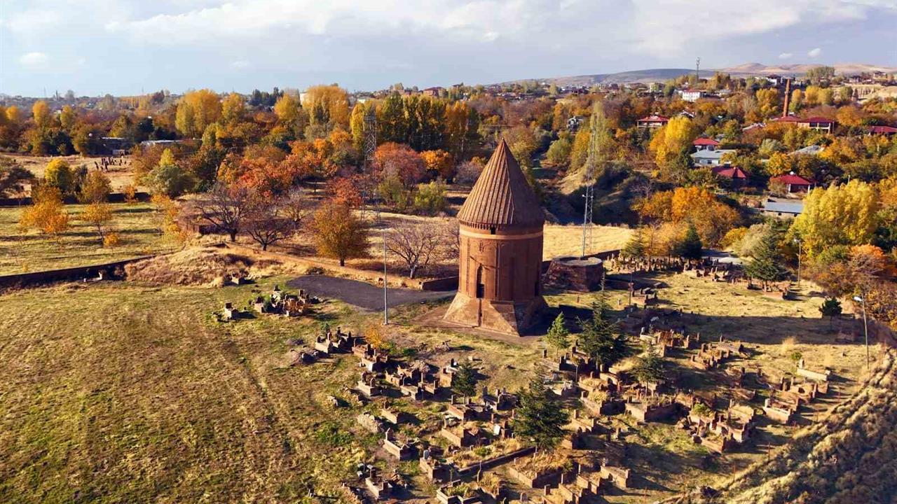 Bitlis Ahlat'ta Sonbahar Mevsiminin Tarihi Güzellikleri Görülmeye Değer