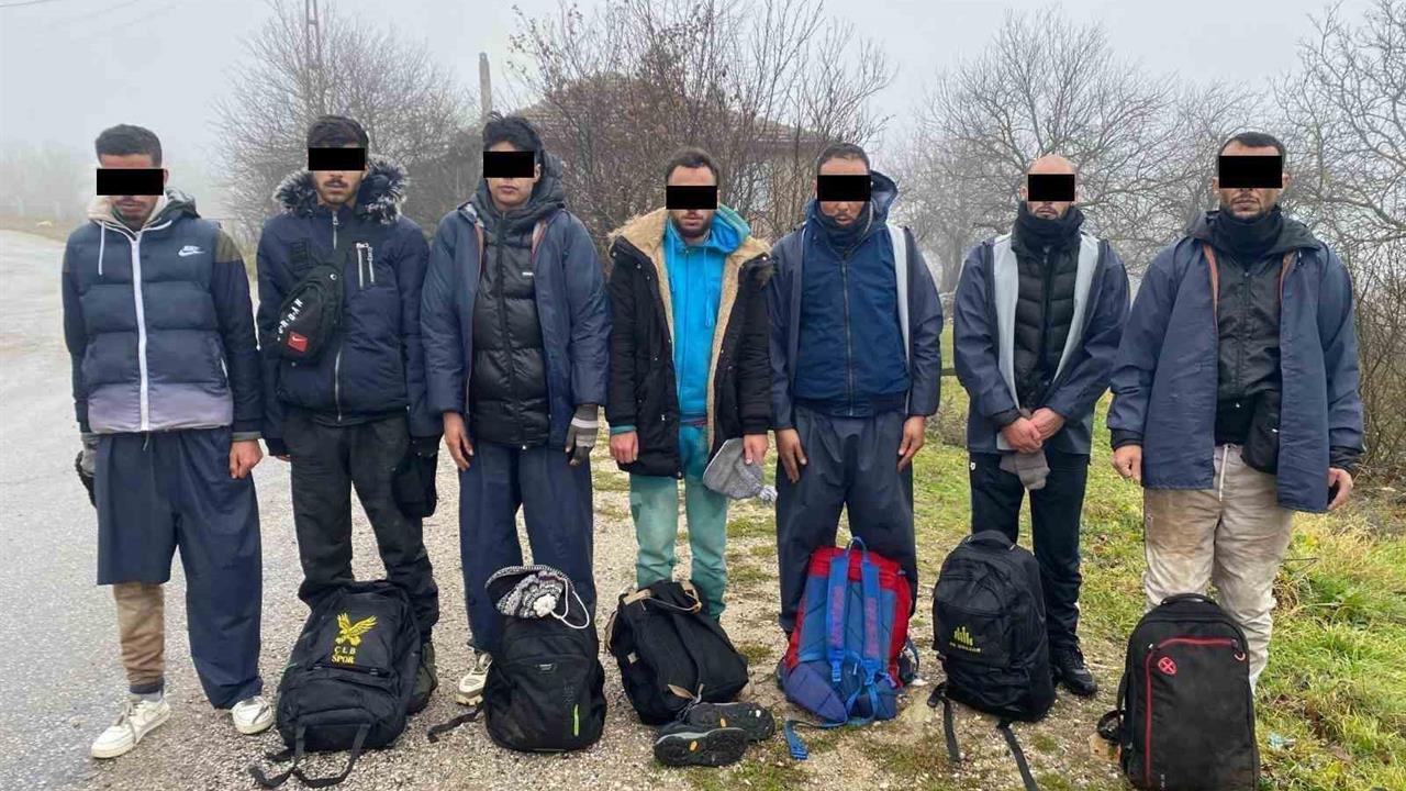 Kırklareli Merkez'de Jandarma Ekiplerinin Düzenlediği Operasyonda 9 Kaçak Göçmen Ele Geçirildi
