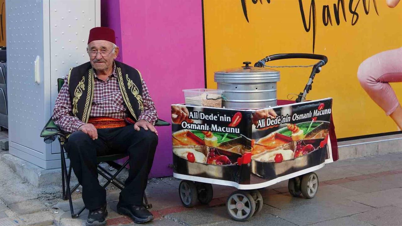 Isparta'da 11 Yaşında Mesleğe Başlayan Ali Kahyaoğlu, 65 Yıldır Sokaklarda Macun Satıyor