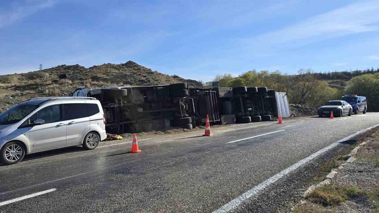 Ankara Haymana'da Devrilen Tırda İki İnek Telef Oldu