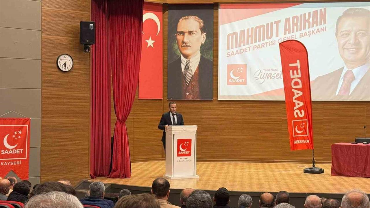 Kayseri'de Başkan Altun, Davutoğlu'nu Sert Bir Dille Eleştirdi