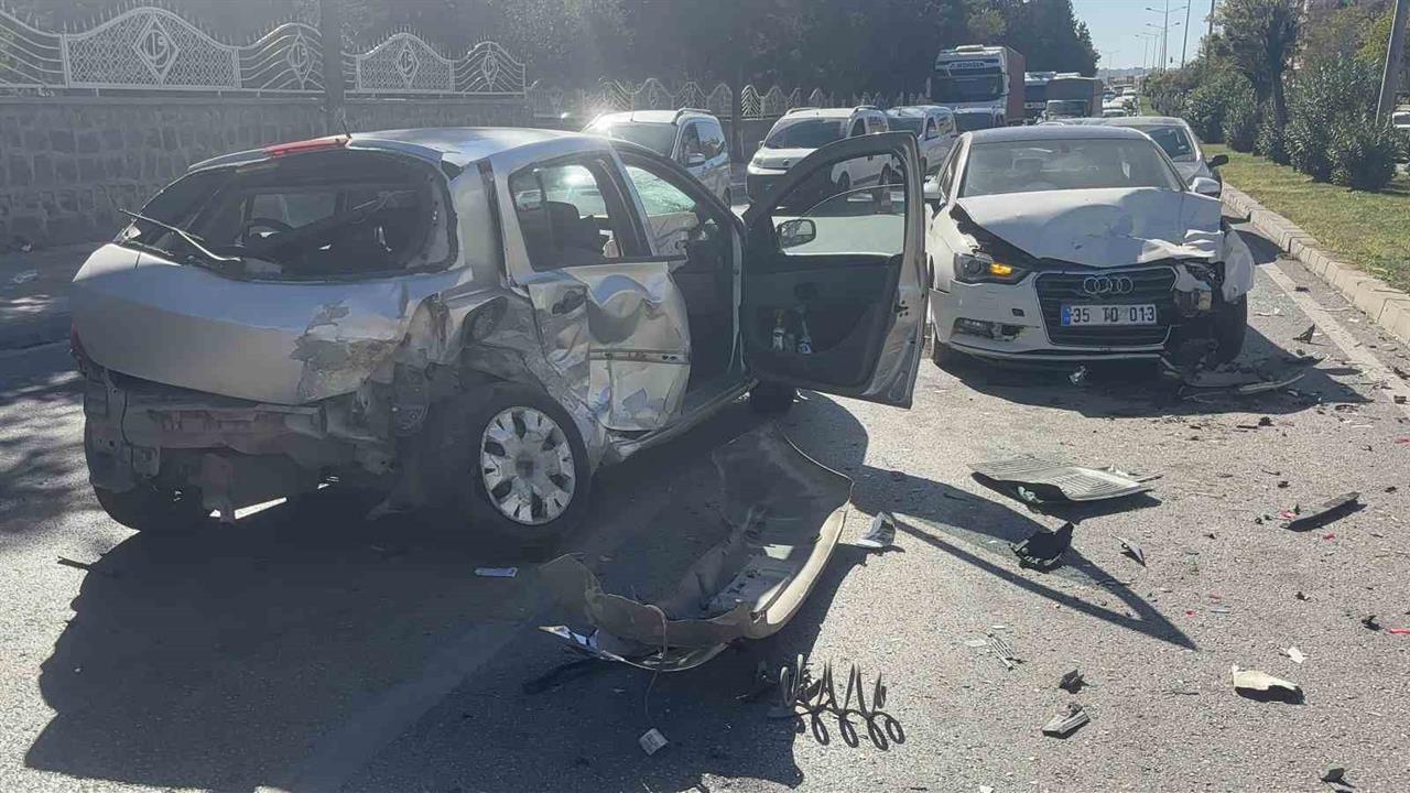 Gaziantep Şehitkamil'de Kontrolden Çıkan Otomobil 4 Kişiyi Yaraladı