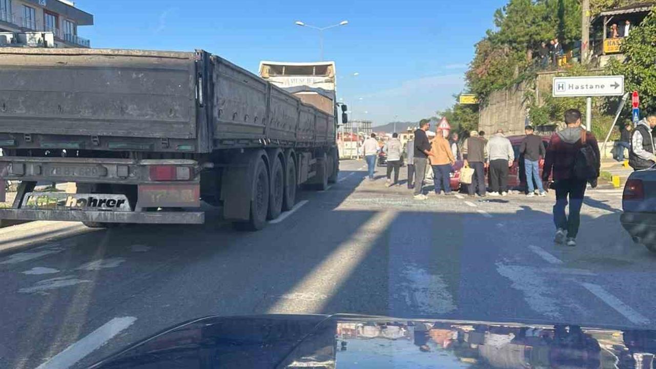 Bartın Merkez'de Hastane Girişi Önünde Tır ile Otomobil Çarpıştı, 2 Kişi Yaralandı