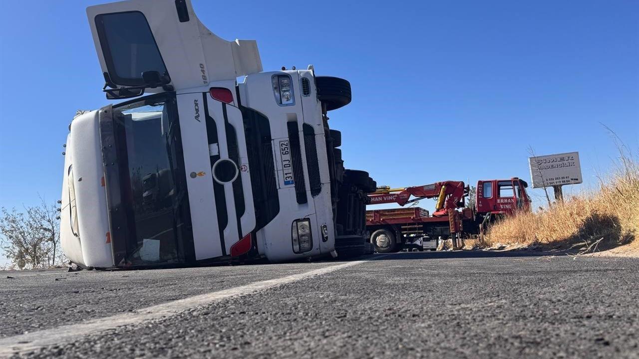 Şanlıurfa Suruç'ta Tekstil Hammaddesi Yüklü Tırın Devrilmesiyle D-400 Karayolu Kapandı