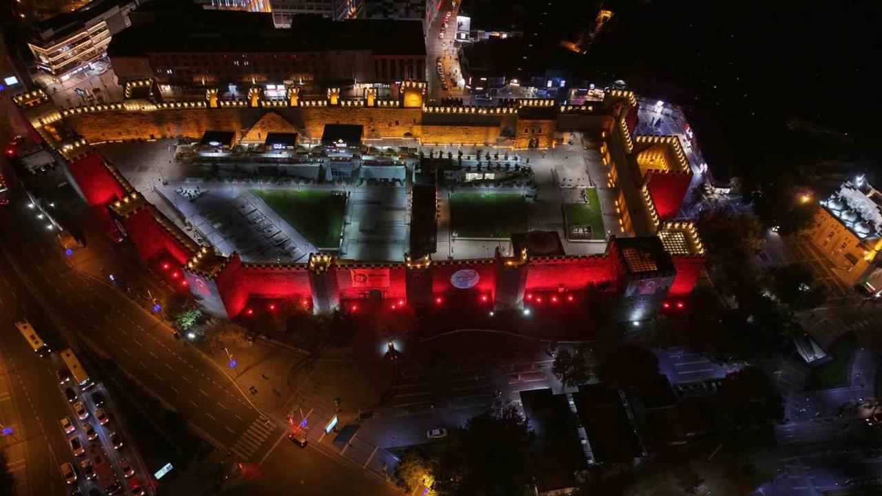 Kayseri'de Tarihi Kale, LED Aydınlatma ile Yenilendi