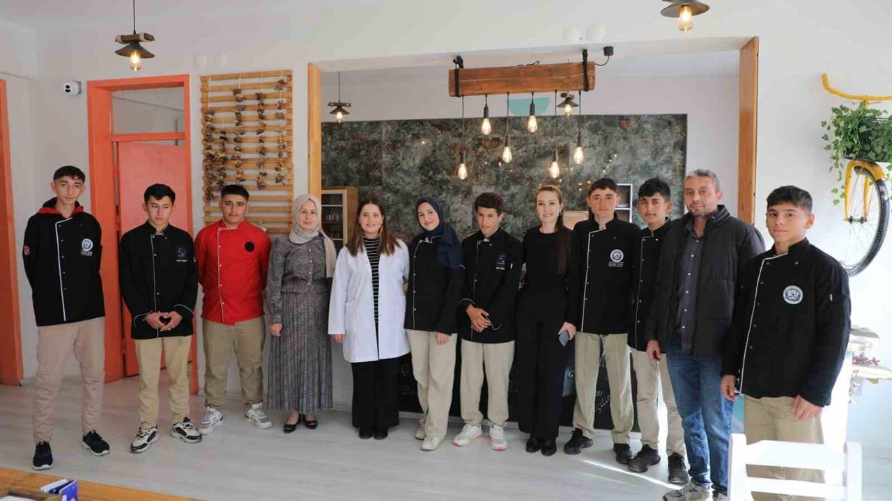 Erzurum Eleşkirt İlçesinde Açılan Geri Dönüşümlü Restoran Geleceğin Şeflerini Yetiştiriyor