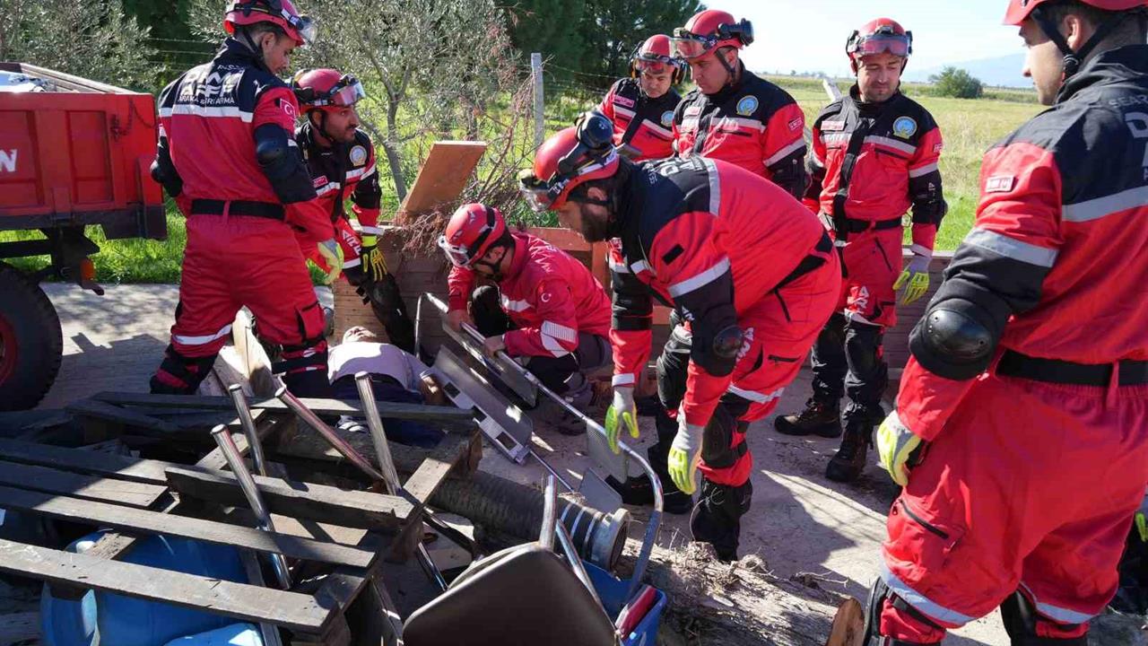 Balıkesir'de Koca Seyit Havalimanı'nda Deprem Tatbikatı Gerçekleştirildi