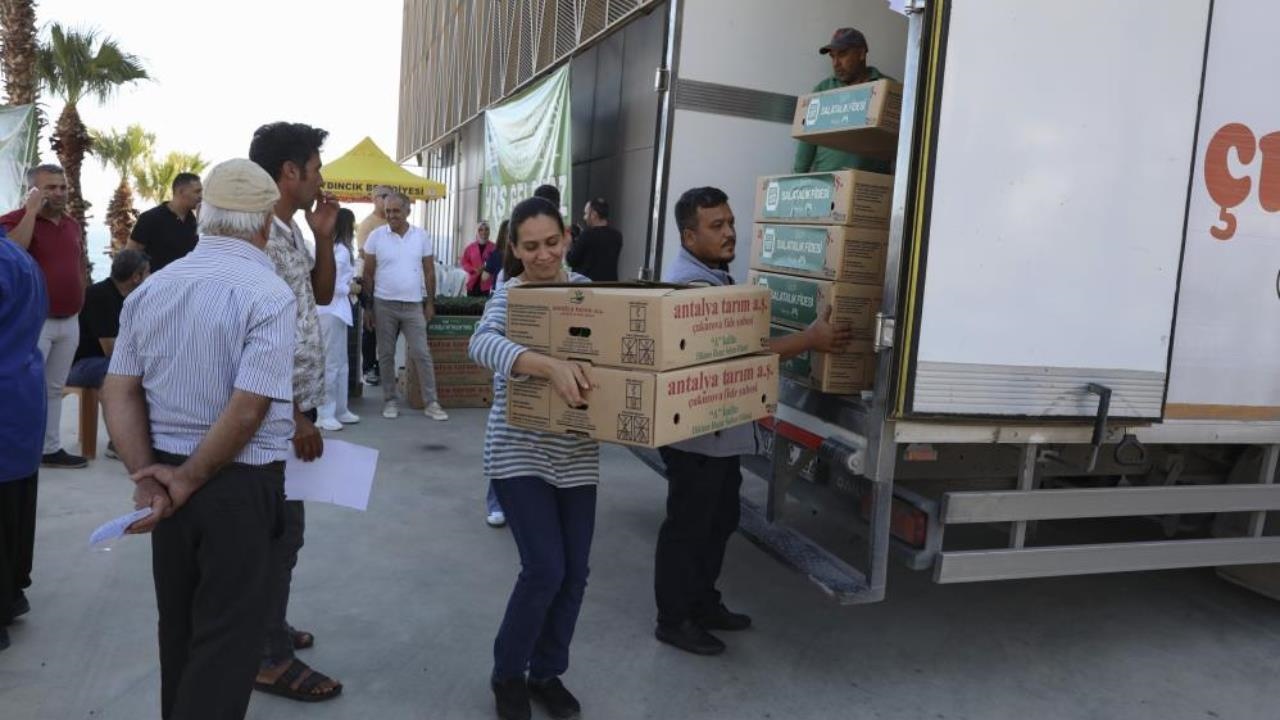 Güneş Paneli + Hıyar Fidesi Hediye: Mersin Büyükşehir’den Aydıncıklı Üreticiye Çifte Destek!