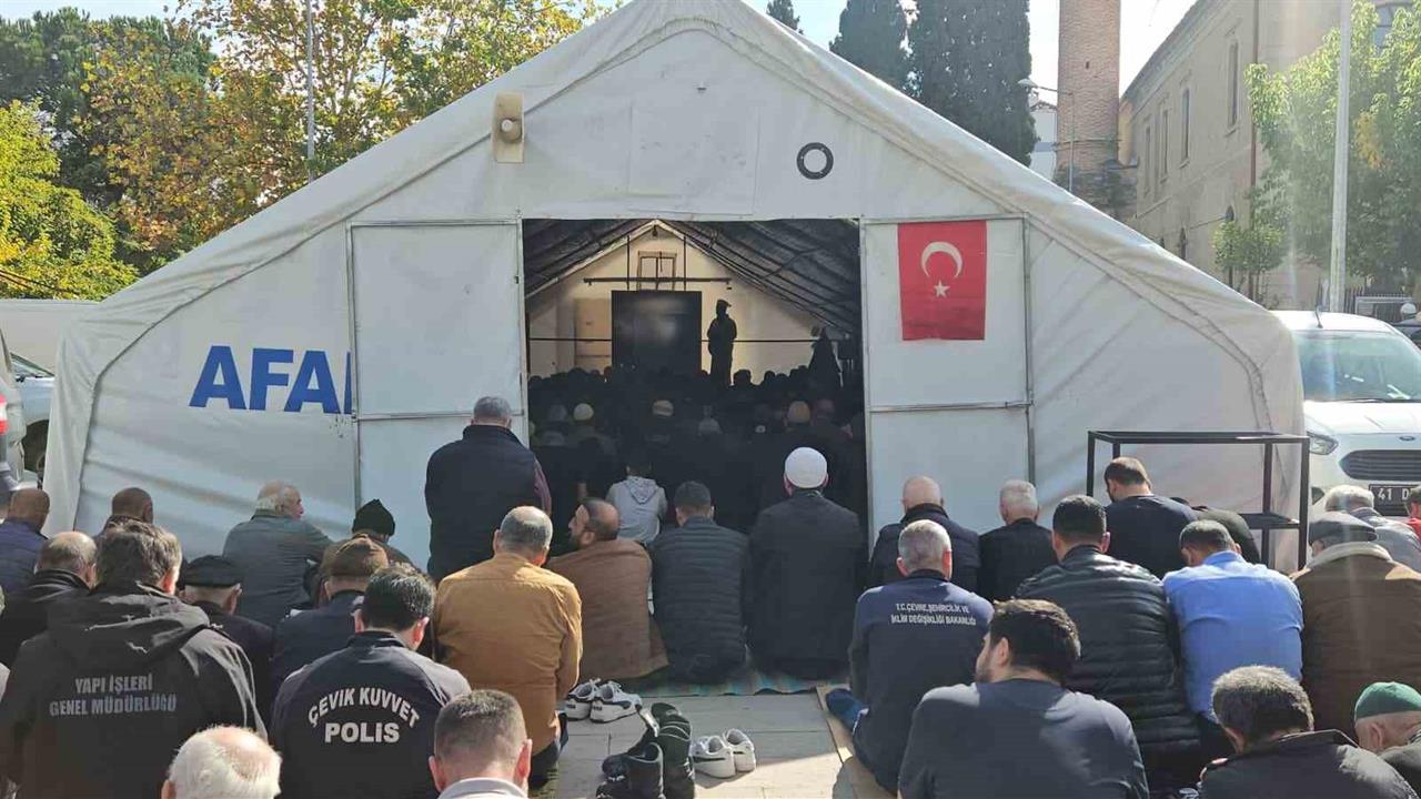 Balıkesir Sındırgı'da Deprem Nedeniyle Cuma Namazı Çadırlarda Yapıldı