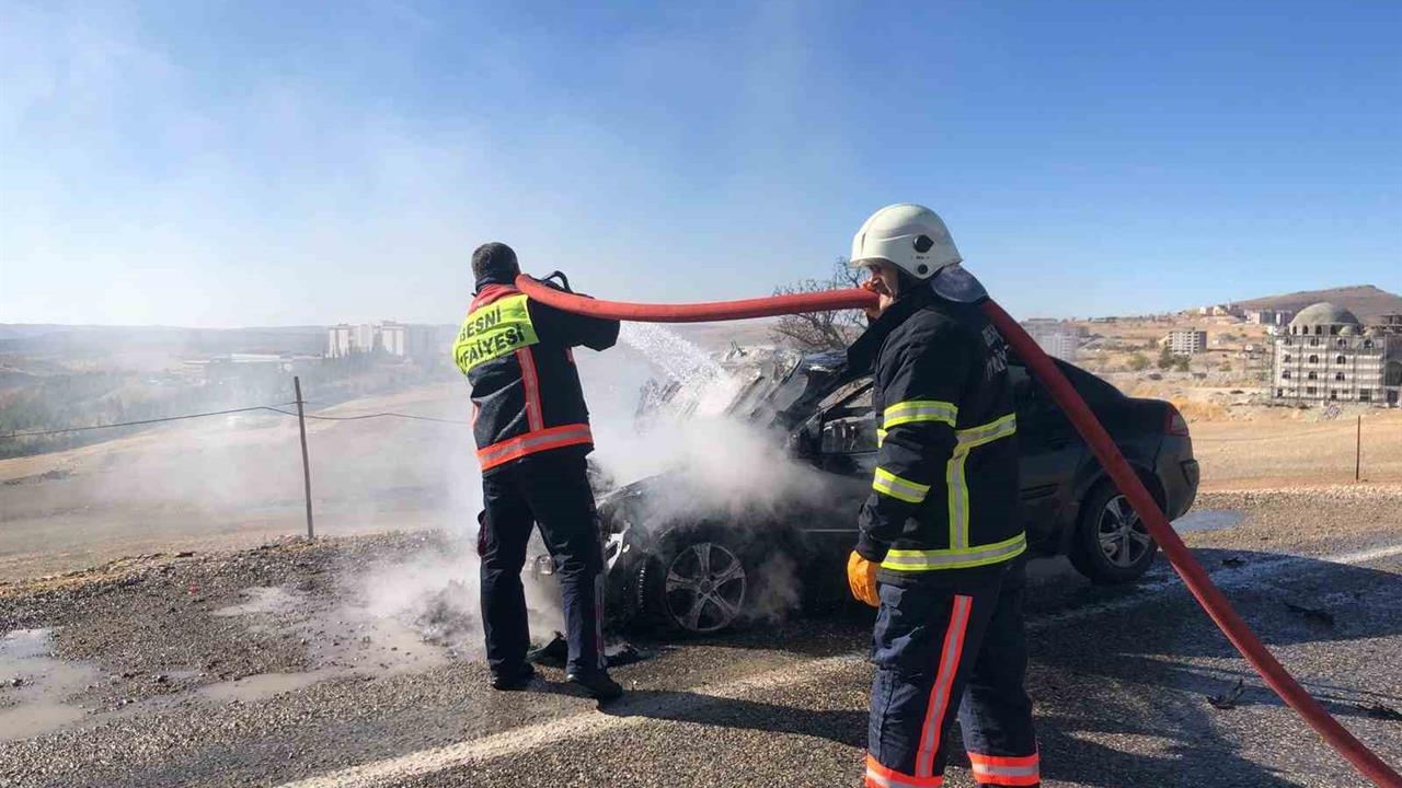 Adıyaman Besni'de Seyir Halindeki Araç Yangını Kontrol Altına Alındı