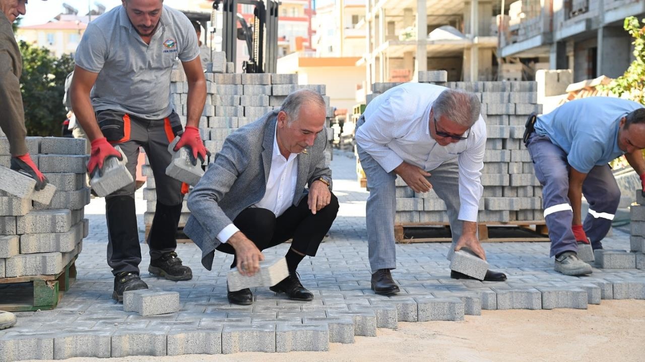 Anamur'da Akdeniz Mahallesi'ne Yeni Parkeler Döşeniyor: Başkan Deniz, Parke Çalışmalarını Yerinde İnceledi
