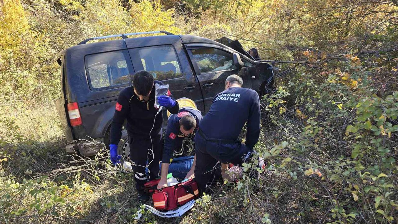 Tokat Niksar'da Uçuruma Yuvarlanan Araçtan İki Kişi Sağ Kurtuldu