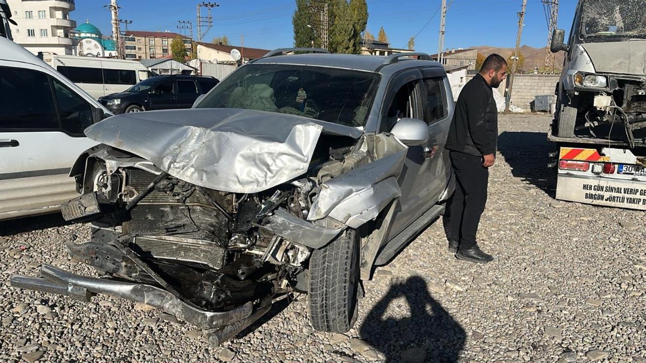 Hakkari Yüksekova'da Meydana Gelen Trafik Kazasında 5 Kişi Yaralandı